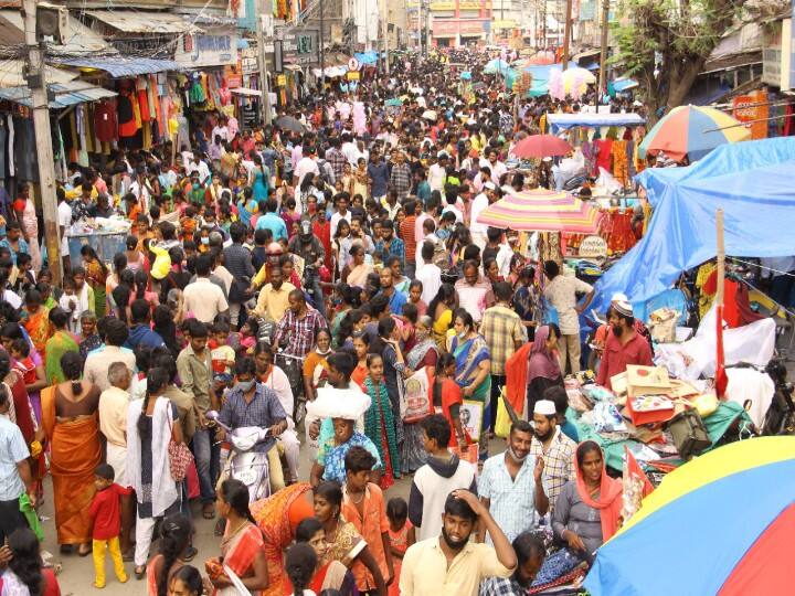 விளக்குத்தூண் பகுதுயில் மதுரை மக்கள் தீபாவளிக்கு பொருட்கள் வாங்கும் காட்சி.