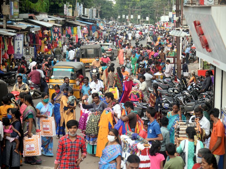 தீபாவளி பண்டிகையை முன்னிட்டு பொருட்களை வாங்க குவிந்த மக்களால் திணறியது தஞ்சாவூர்