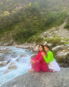 Janvi-sara Alikhan Photos: తీర్థయాత్రల్లో మునిగితేలుతున్న జాన్వీ-సారా