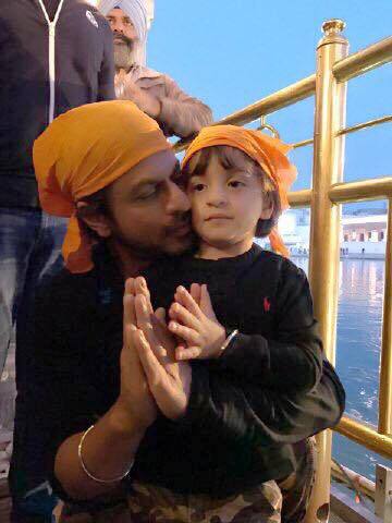 कुटुंबासोबतचे फोटो शाहरूख सोशल मीडियावर नेहमी शेअर करत असतो. (Photo:@IamSRK/FB)