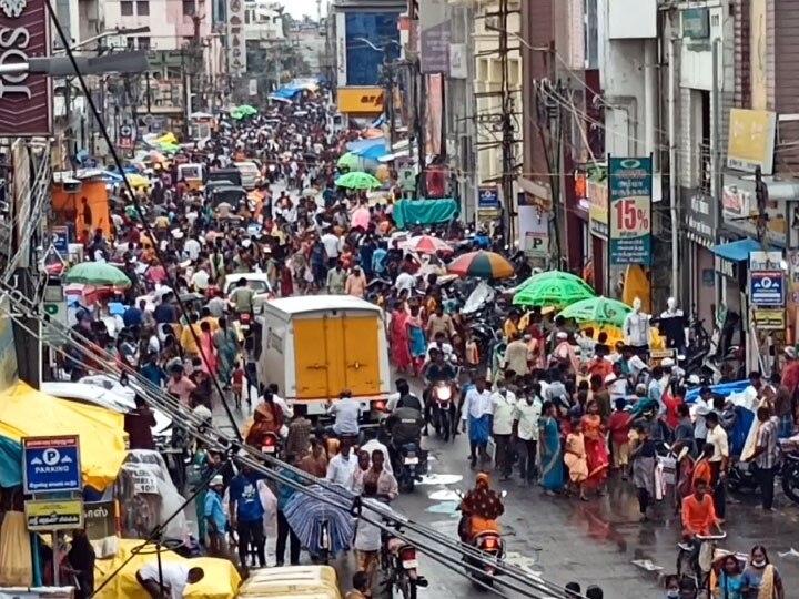 தீபாவளி பண்டிகையை முன்னிட்டு பொருட்களை வாங்க குவிந்த மக்களால் திணறியது தஞ்சாவூர்