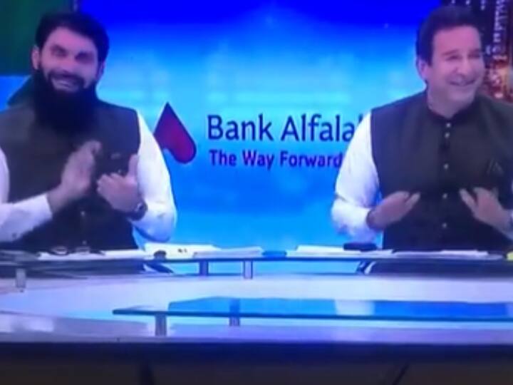 India vs Pakistan Viral Video Of Wasim Akram, Waqar Younis Dancing Inside TV Studio To Celebrate Pakistan's Victory Watch: Viral Video Of Wasim Akram, Waqar Younis Dancing Inside TV Studio To Celebrate Pakistan's Victory