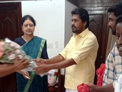 தன்னுடன் குரூப் போட்டோ எடுத்து கொள்ள வாட்ஸ் ஆப் மூலம் அழைப்பு விடுக்கும் சசிகலா...!