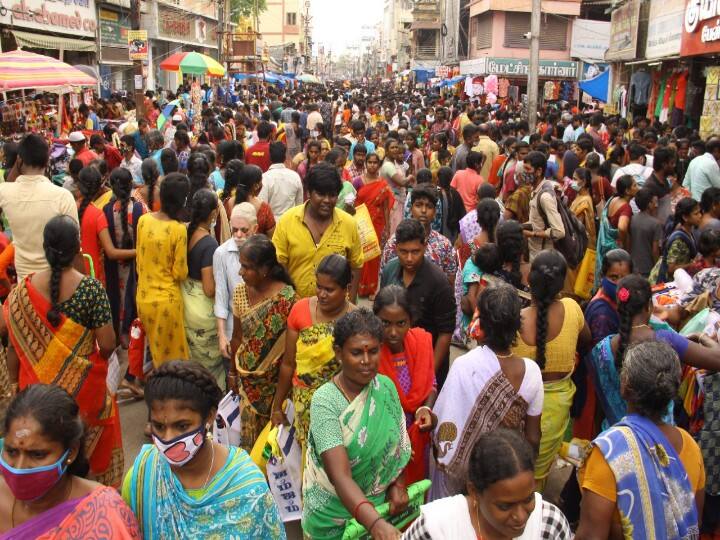 மஹால் தெரு சந்திப்பில் பொதுமக்கள் பொருட்கள் வாங்கும் காட்சி.