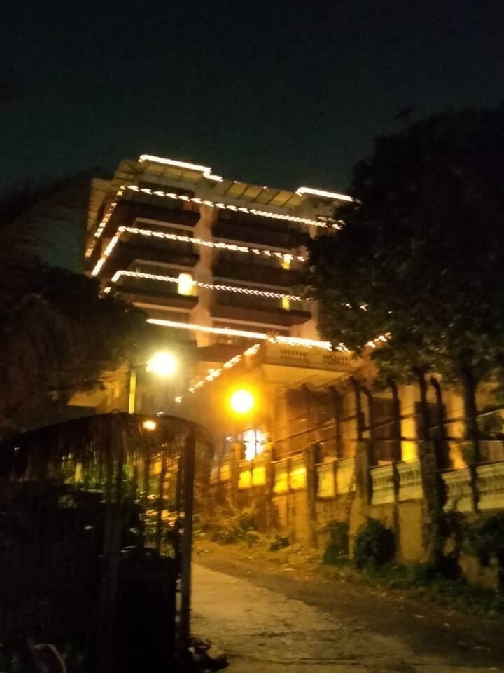 आपको बता दें कि आर्यन खान को बेल मिलने के बाद से ही मन्नत के बाहर जश्न का माहौल है. फैन्स का जमघट मन्नत के बाहर से हट नहीं रहा और हज़ारों की संख्या में फैन्स किंग खान की एक झलक देखने के लिए घर के बाहर इकट्ठा हो रहे हैं.