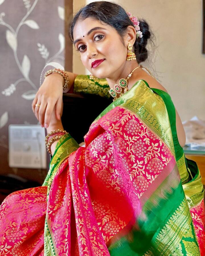 वेगवेगळ्या लूकमधील फोटो रिंकू सोशल मीडियावर शेअर करत असते. (photo credit: rinku rajguru:instagram)