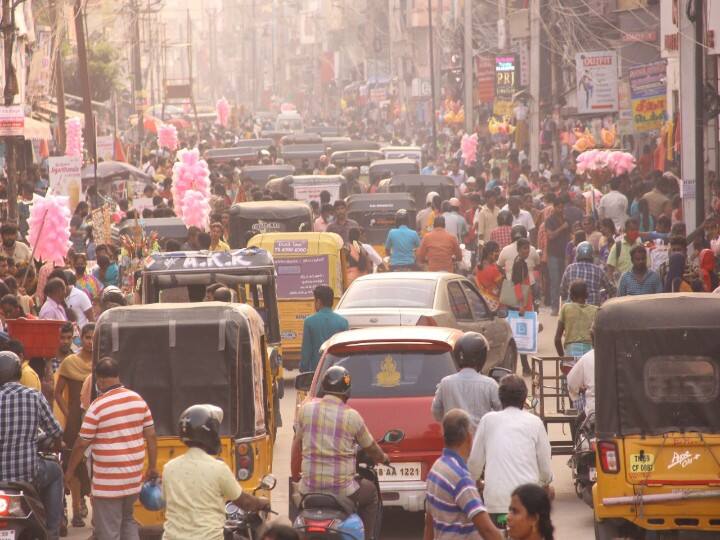 விளக்குத்தூண் பகுதியில் மதுரை மக்கள் செல்லும் காட்சி.