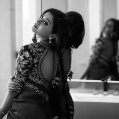 Shriya Saran Photos: చీరకట్టులో శ్రియ.. చూసేకొద్దీ చూడాలనిపిస్తుందే..