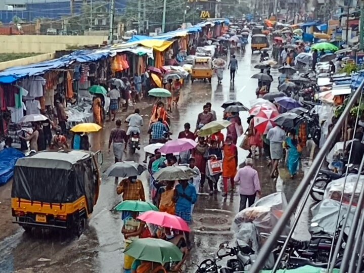 தீபாவளி பண்டிகையை முன்னிட்டு பொருட்களை வாங்க குவிந்த மக்களால் திணறியது தஞ்சாவூர்