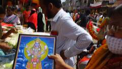 Diwali 2021 : धनत्रयोदशीनिमित्त सोलापुरातील मधला मारुती बाजारपेठ गजबजली, पाहा दिवाळी खरेदीचा आढावा