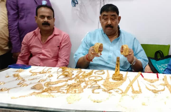 প্রতি বছর ধুমধাম করে এখানে হয় মাতৃশক্তির আরাধনা। জেলা তৃণমূল সভাপতি অনুব্রত মণ্ডলই এই পুজোর দায়িত্বে।