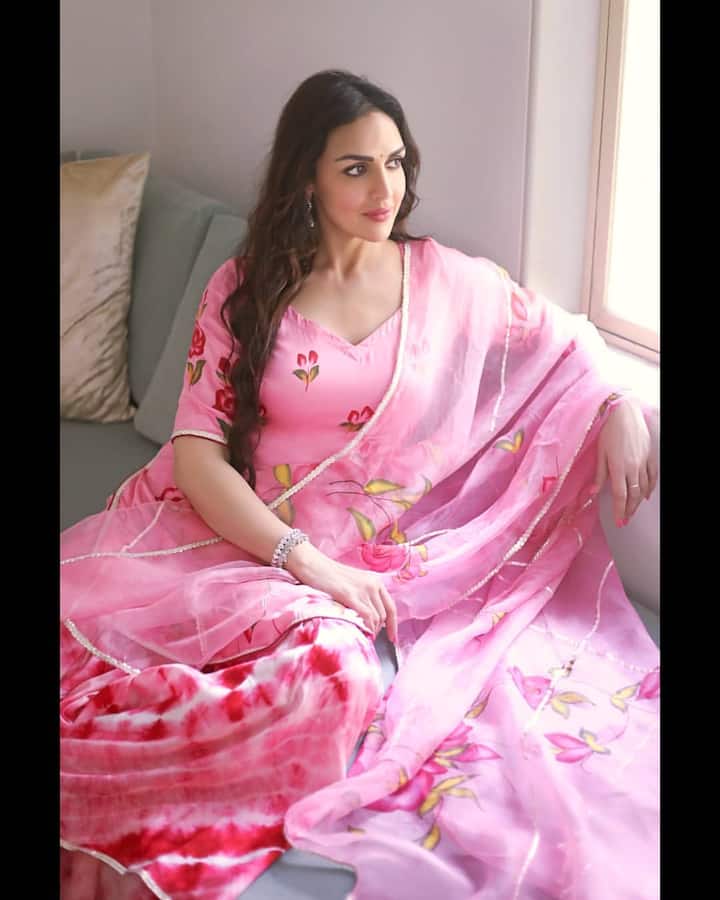 अभिनेत्री हेमा मालिनी आणि अभिनेता धर्मेंद्र यांची मोठी मुलगी ईशा देओल हिने बॉलिवूडमध्ये एन्ट्री केली, पण अभिनयाच्या बाबतीत ती कमी राहिली.(Photo: imeshadeol/ig)