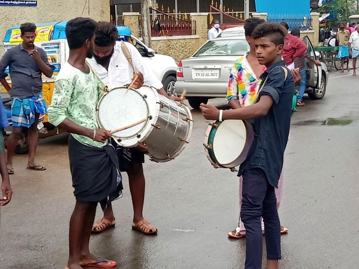 தஞ்சாவூரில் மொழிவாரி மாநிலப்பிரிப்பு நாள் கொண்டாட்டம் - பெரியார் சிலைக்கு மாலை அணிவிப்பு