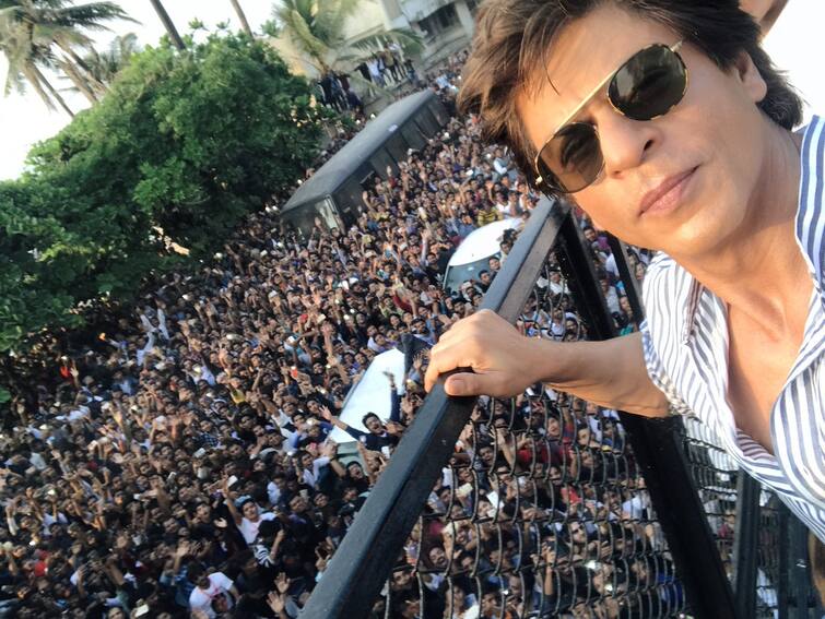 Shah Rukh Khan’s fan surprised everyone outside Mannat by his appearance SRK Birthday: 'मन्नत' के बाहर फर्जी Shahrukh Khan बनकर शख्स ने किंग खान के फैंस को दिया धोखा, यहां देखिए पूरा वीडियो