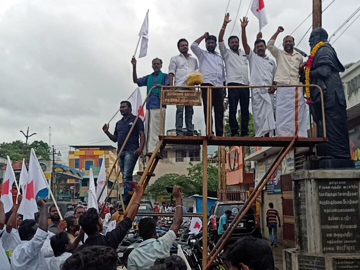 தஞ்சாவூரில் மொழிவாரி மாநிலப்பிரிப்பு நாள் கொண்டாட்டம் - பெரியார் சிலைக்கு மாலை அணிவிப்பு