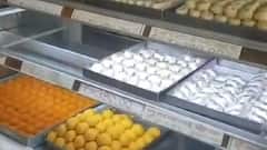 दीवाली पर हो जाइए सावधान.. कहीं आप भी मिलावट वाली मिठाईयां तो नहीं खा रहे?