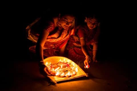 দীর্ঘদিন ধরে উত্তর ভারতেই এর চল থাকলেও এখন বাংলাতেও বেশ জনপ্রিয় ধনতেরস। কম খচরে অনলাইন গিফট কিনে পাঠিয়ে দিতে পারেন প্রিয়জনকে। তালিকায় রাখতে পারেন রূপোর শোপিস, আংটি ইত্যাদি।সোনা-রুপোর গয়না কিনতে ওই দিন ভিড় জমান মানুষ। তবে নিজের সাধ্যমতন যে কোনও ধাতব সামগ্রী কেনাই এই দিনের রীতি। ' বিশ্বাস, কালী করেন অশুভ শক্তির বিনাশ আর লক্ষ্মী ঘটান শ্রীবৃদ্ধি।