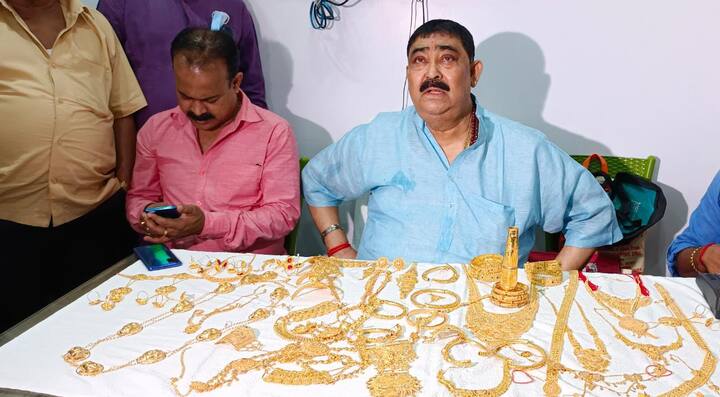 কেষ্টসুলভ গলায় বলেন, 
