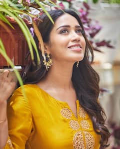 Nivetha Pethuraj Photos: దీపావళి శోభతో మెరిసిపోతున్న నివేదా పేతురాజ్