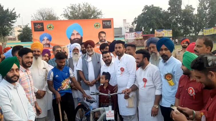 Hockey tournament in Amloh, 12 teams from all over the country took part ਅਮਲੋਹ 'ਚ ਹਾਕੀ ਟੂਰਨਾਮੈਂਟ, ਦੇਸ਼ ਭਰ ਤੋਂ 12 ਟੀਮਾਂ ਨੇ ਲਿਆ ਹਿੱਸਾ