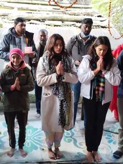 Kedarnath: কেদারনাথে পুজো দিলেন সারা-জাহ্নবী