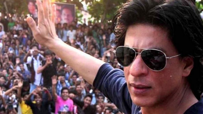 SRK Birthday: 'मन्नत' के बाहर फर्जी Shahrukh Khan बनकर शख्स ने किंग खान के फैंस को दिया धोखा, यहां देखिए पूरा वीडियो