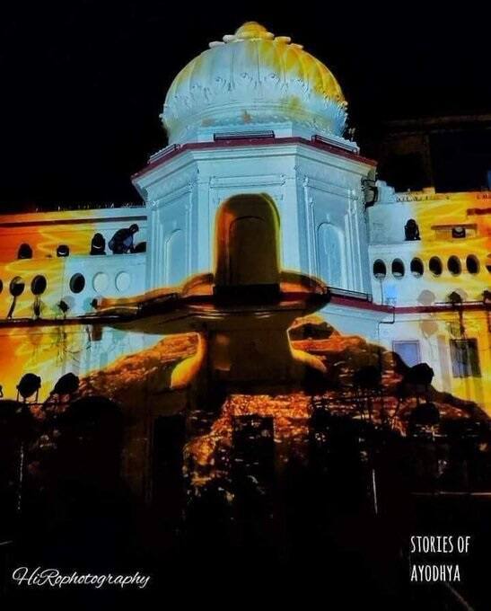 అయోధ్యలో అలంకరణే కాదు సరయూ నది తీరంలో  త్రీడి ప్రోజెక్షన్, లేజర్ షోలు ప్రత్యేక ఆకర్షణగా నిలిచాయి.