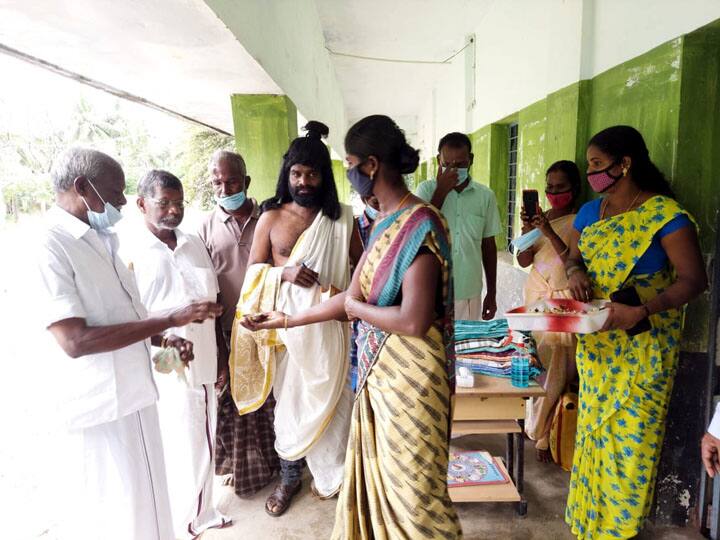 Thanjavur: Thiruvalluvar went door to door in Peravurani and invited students தஞ்சாவூர்: பேராவூரணியில் வீடு வீடாக சென்று மாணவர்களை அழைத்த  திருவள்ளுவர்