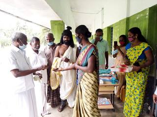 Thanjavur: Thiruvalluvar went door to door in Peravurani and invited students தஞ்சாவூர்: பேராவூரணியில் வீடு வீடாக சென்று மாணவர்களை அழைத்த  திருவள்ளுவர்