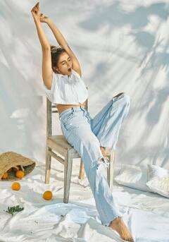 Pooja Hegde pics: எல்லாமே மஞ்சள் மாயம்...மஜாவாக இருக்கும் பூஜா...!