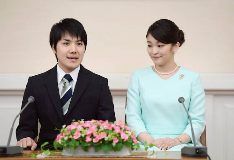 True Love Story: Japan's Princess Mako finally marries commoner boyfriend Kei Komuro True Love Story: ਇਸ ਰਾਜਕੁਮਾਰੀ ਨੇ ਪਿਆਰ ਪਾਉਣ ਲਈ ਛੱਡ ਦਿੱਤੀ ਕਰੋੜਾਂ ਦੀ ਦੌਲਤ, ਸ਼ਾਹੀ ਰੁਤਬਾ ਵੀ ਛੱਡਿਆ