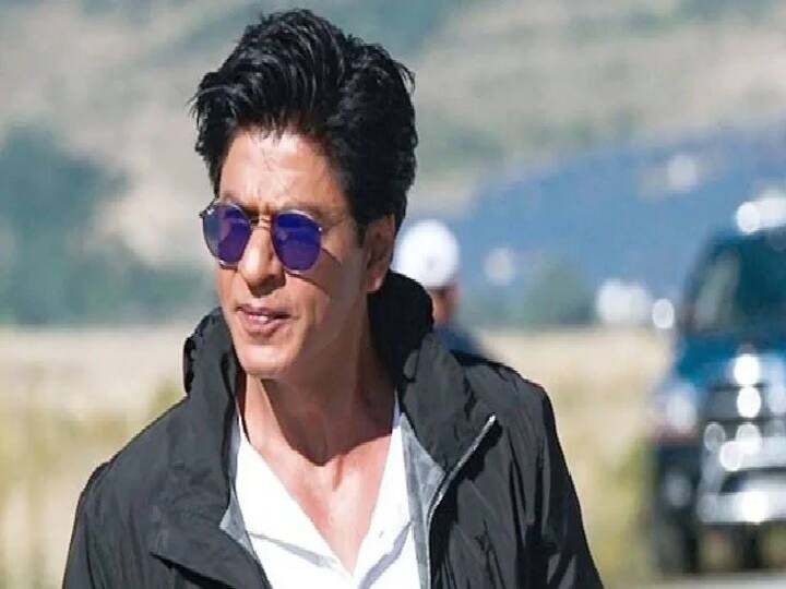 Shahrukh Khan manager says SRK not in town on his birthday Shahrukh Khan Birthday: बर्थडे पर शहर से बाहर Shahrukh Khan, Mannat में लगा फैन्स का जमावड़ा