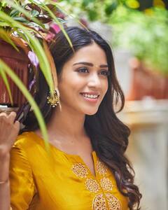 Nivetha Pethuraj Photos: దీపావళి శోభతో మెరిసిపోతున్న నివేదా పేతురాజ్