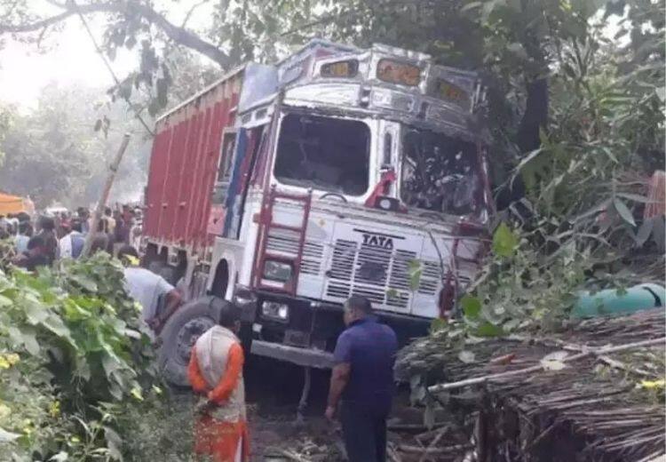 Lorry rams into people outside tea shop in Ghazipur in Uttar Pradesh டீக்கடையில் பாய்ந்த லாரி... சம்பவ இடத்திலேயே 6 பேர் பரிதாபமாக பலி!