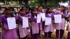 Kunool Aided School: కింద కూర్చోనైనా చదువుకుంటాం చేర్చుకోండి ప్లీజ్...