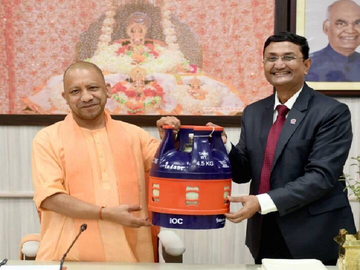 Lucknow CM yogi Adityanath inaugurated Composite Cylinder of Indian Oil Composite Cylinder: दिवाली से पहले ग्राहकों को मिली बड़ी सौगात, सीएम योगी ने लॉन्च किया पारदर्शी सिलेंडर