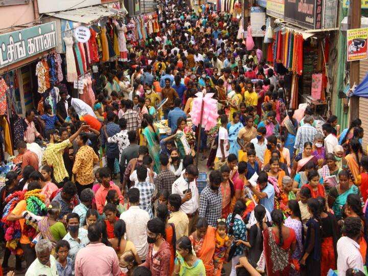 கீழ மாரட்டு வீதி சந்திப்பில் பொதுமக்கள் பொருட்கள் வாங்கும் காட்சி.