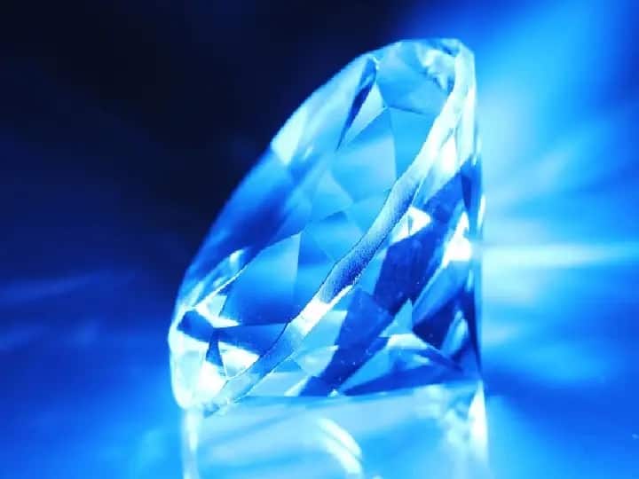 england woman was nearly threw away rs 20 crore diamond believed it to be fake Real Diamond:  নকল ভেবে ফেলেই দিচ্ছিলেন হিরের আংটি,  নিলাম সংস্থায় বেচতে গিয়ে দাম শুনে চক্ষু চড়কগাছ মহিলার!