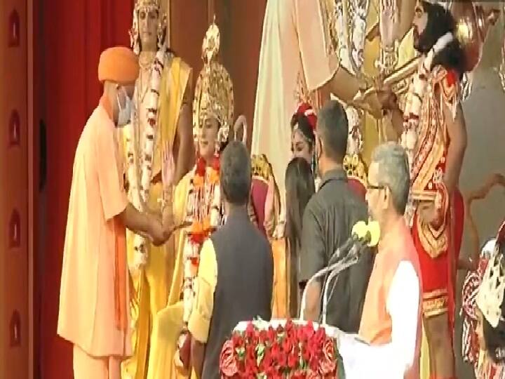 Deepotsav in Ayodhya: सीएम योगी ने भगवान राम और माता सीता का किरदार निभा रहे कलाकारों का किया सांकेतिक 'राजतिलक' CM Yogi Adityanath garlands artists playing characters of Lord Ram, Laxman and Goddess Sita during Diwali celebrations at Ayodhya Deepotsav in Ayodhya: सीएम योगी ने भगवान राम और माता सीता का किरदार निभा रहे कलाकारों का किया सांकेतिक 'राजतिलक'