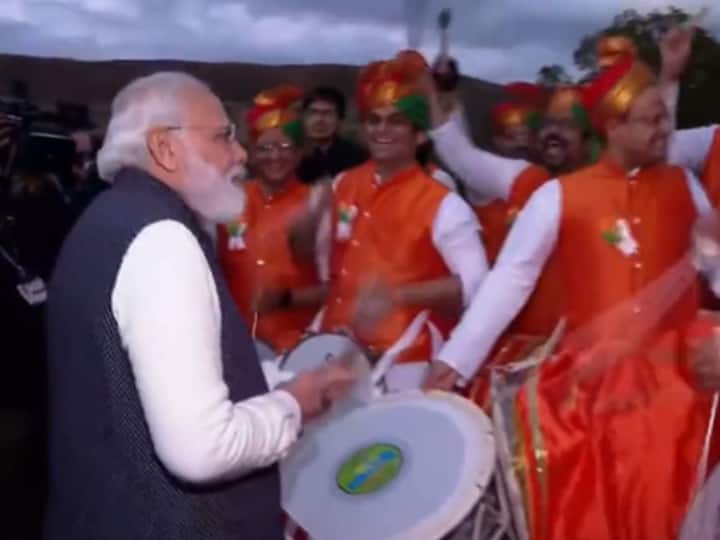 PM Modi Plays Drums, Interacts With Indian Community Gathered To Bid Him Farewell At Glasgow PM Modi Plays Drums, Interacts With Indian Community Gathered To Bid Him Farewell At Glasgow