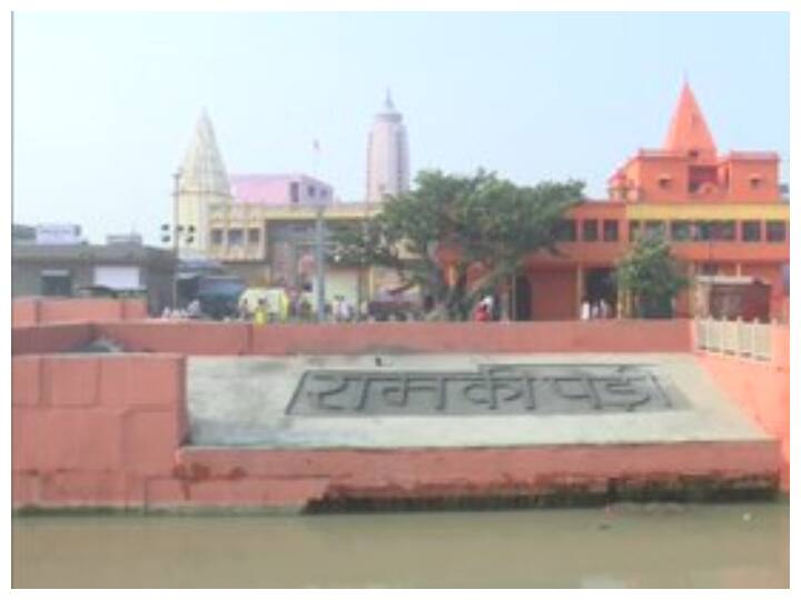दीपोत्सव कार्यक्रम के मौके पर सीएम योगी आदित्यनाथ ने कहा कि दिवाली अयोध्या की ही देन है और ये हम सबके लिए सौभाग्य का अवसर है. उन्होंने कहा कि हमारी सरकार ने तय किया है अगर अयोध्या को पहचान दिलानी है, तो दीपोत्सव से सब काम संपन्न होंगे. उन्होंने कहा कि हर एक मंदिर में, हर एक जगह से इस उत्सव को आगे बढ़ाने का काम हुआ.