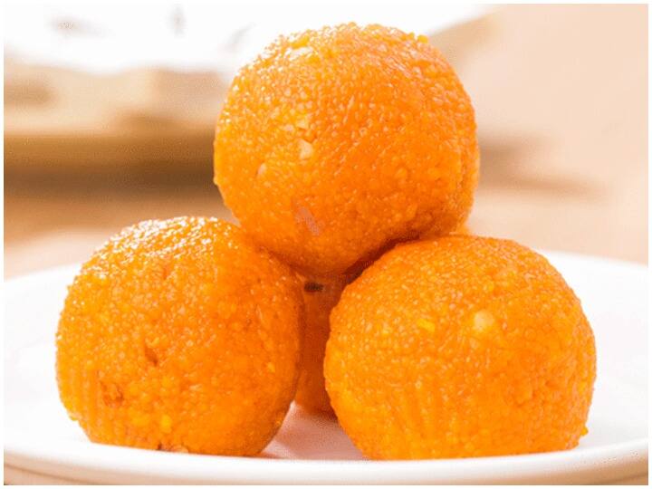 भगवान गणेश को लड्डू बहुत पसंद हैं. गणेश जी को भोग लगाने के लिए आप दिवाली पूजा में लड्डू जरूर शामिल करें. इससे गणपति की कृपा आप पर बनी रहेगी.