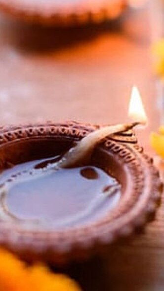 मां लक्ष्मी को प्रसन्न करने के लिए कई तरह की मान्यताएं और परंपराएं हैं.