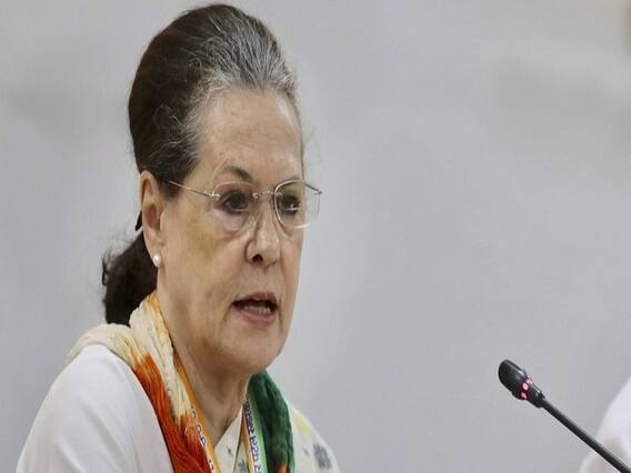 Sonia Gandhi Attacks Centre: सरकार पर गांधी परिवार का ट्रिपल अटैक, सोनिया ने वैक्सीनेशन की रफ्तार पर उठाए सवाल तो राहुल-प्रियंका ने महंगाई पर घेरा Sonia Gandhi Attacks Centre: सरकार पर गांधी परिवार का ट्रिपल अटैक, सोनिया ने वैक्सीनेशन की रफ्तार पर उठाए सवाल तो राहुल-प्रियंका ने महंगाई पर घेरा
