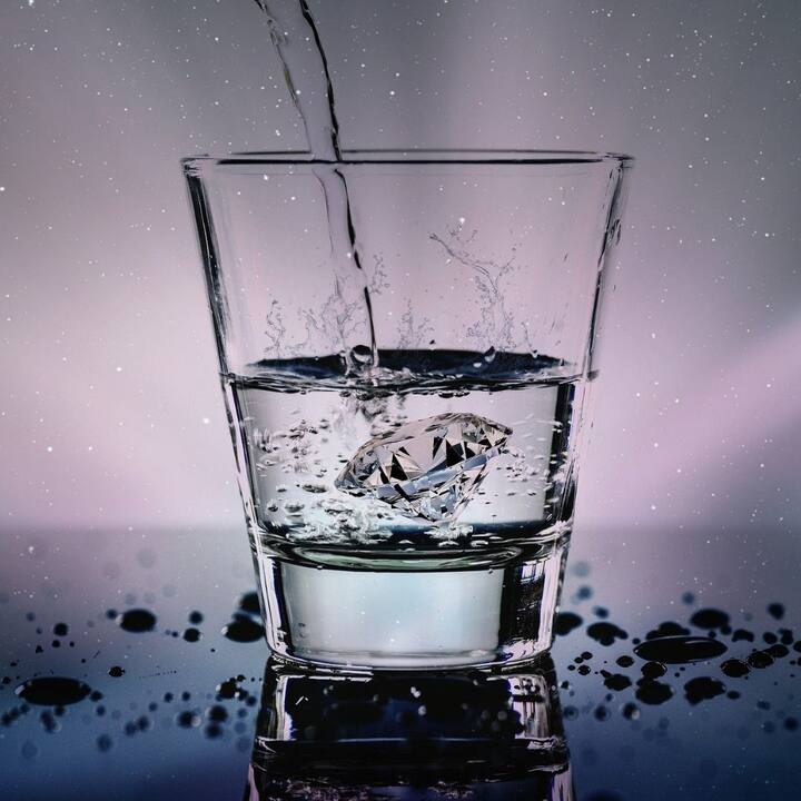 পর্যাপ্ত পরিমাণে জল পান করুন(ছবি সৌজন্যে : Pixabay)