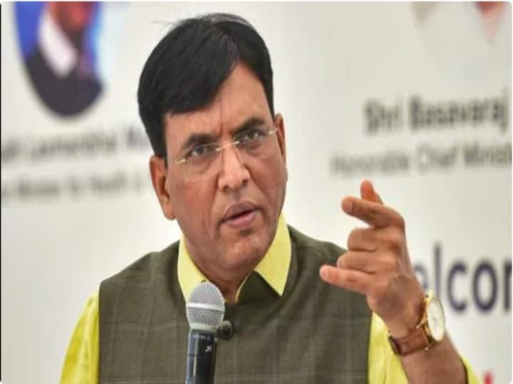 Agriculture News Agricultural scientists should make efforts to increase agricultural productivity Says minister Mansukh Mandaviya  Agriculture News : रासायनिक खतांच्या बेसुमार वापरामुळं आजारांचं प्रमाण वाढलं, कृषी उत्पादकता वाढवण्यासाठी कृषी वैज्ञानिकांनी प्रयत्न करावेत : मांडवीय 