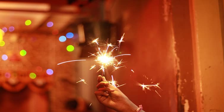 Big news for the residents of Chandigarh, now permission has been given to set firecrackers on the occasion of festivals with these conditions Chandigarh Firecrackers: ਚੰਡੀਗੜ੍ਹ ਵਾਸੀਆਂ ਲਈ ਵੱਡੀ ਖ਼ਬਰ, ਹੁਣ ਤਿਓਹਾਰਾਂ ਮੌਕੇ ਇਨ੍ਹਾਂ ਸ਼ਰਤਾਂ ਨਾਲ ਪਟਾਖੇ ਚਲਾਉਣ ਦੀ ਮਿਲੀ ਇਜਾਜ਼ਤ