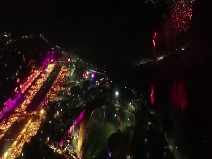 Ayodhya Deepotsav ayodhya the city of lord shri ram illuminated with the light of  lamps Ayodhya Diwali Celebrations: दीपों की रोशनी से जगमगाई भगवान श्रीराम की नगरी अयोध्या, दिखा खूबसूरत नजारा 