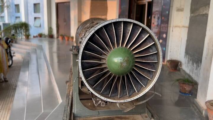 विशेष म्हणजे या फायटर जेटच्या कॉकपीटमध्ये बसून तुम्ही संपूर्ण विमानाची माहिती जाणून घेऊ शकणार आहात. त्यामुळे एअरोडायनॅमिक्सची आवड असणाऱ्या विद्यार्थ्यांसाठी ही पर्वणीच म्हणावी लागेल. या शिवाय प्रात्यक्षिकातून विज्ञान शिकवणारे अनेक प्रयोग या विज्ञान केंद्रात आहेत.