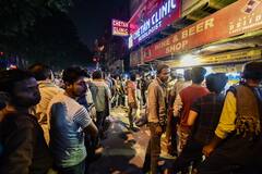 दिवाली से पहले आज दिल्ली में शराब की दुकानों पर लगी लोगों की लाइन, देखें तस्वीरें